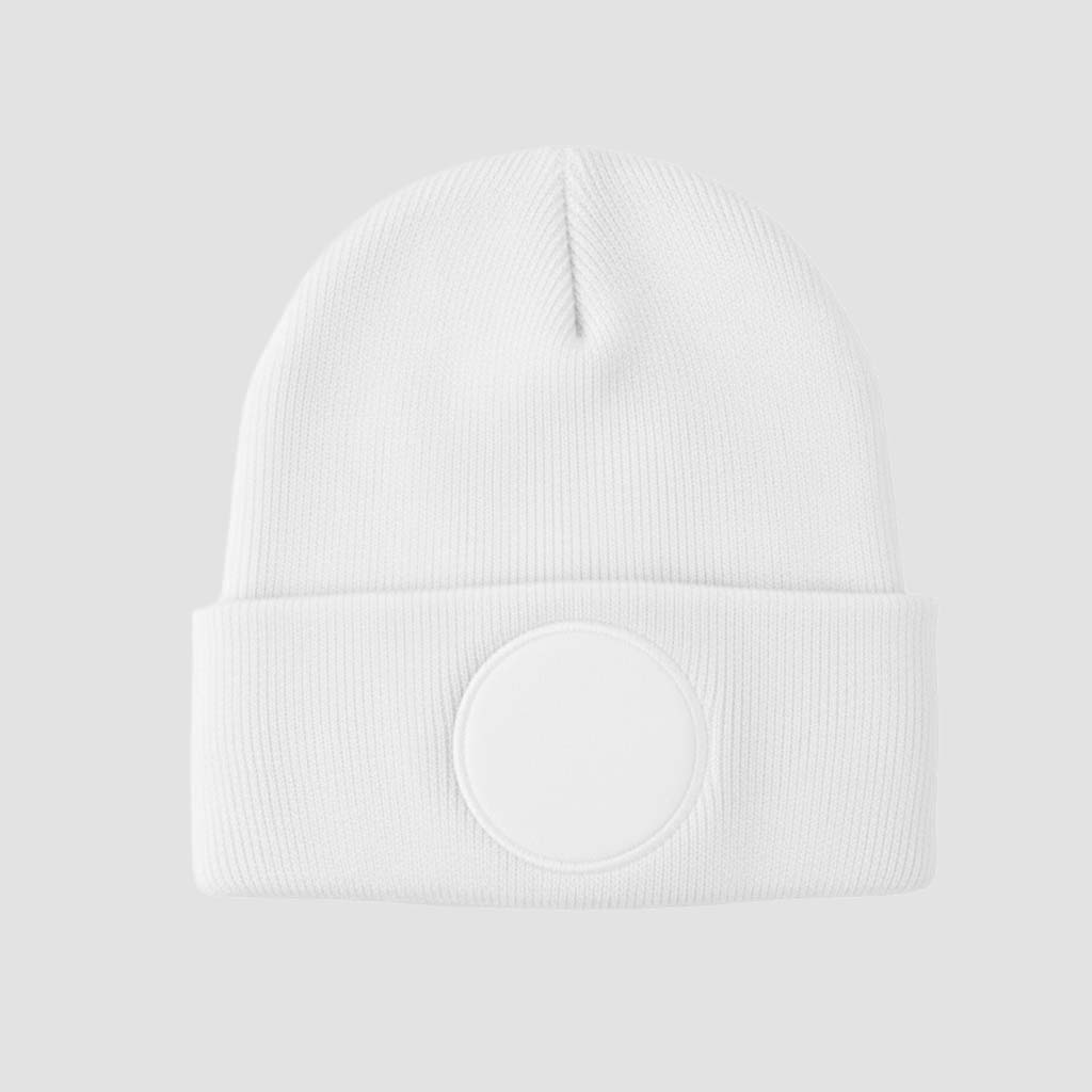 Personalisierbare Runde-Patch Beanie in Weiß von MisterMerch, ideal für individuelle Anpassungen und modischen Stil.