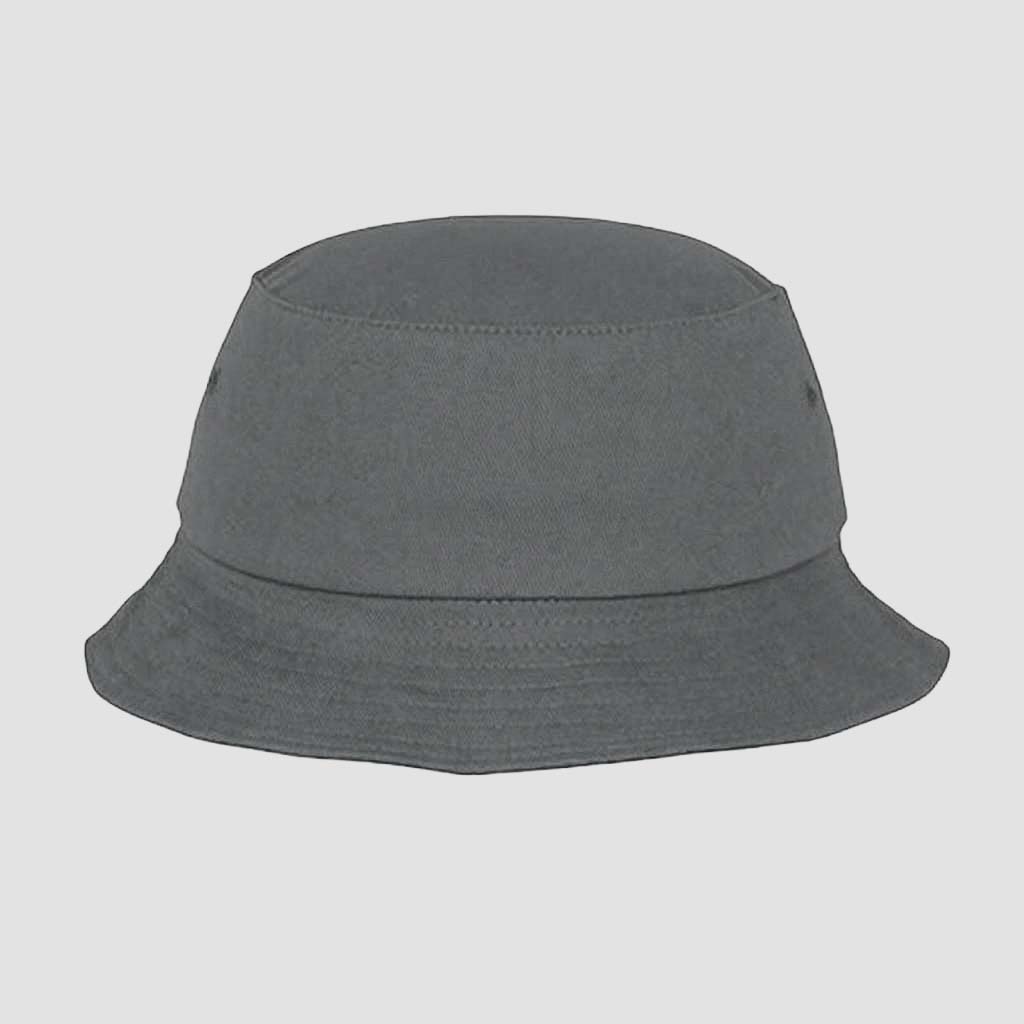 Personalisierter Fischerhut in Grau von MisterMerch, mit breiter Krempe und verstellbarem Kinnband für optimalen Sitz.