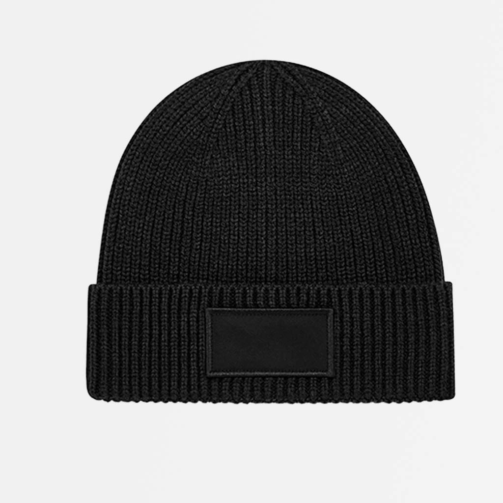 Personalisierbare schwarze Eco-Patch Beanie von Mister Merch, ideal für stilvolle und umweltbewusste Mode.